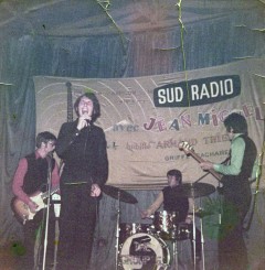 Concert du groupe «The Group' Five » sur un podium de Sud Radio à Les Quatre-Routes-du-Lot en 1970.