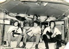 Photo du groupe dans leur local de répétition en février 1969.<br />
