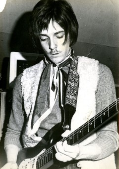 Serge Pendaries et sa guitare en novembre 1969 au Cardinal à Brive.