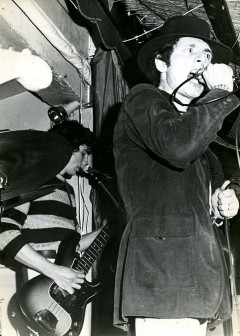 Jean-Claude Floiras dit « Foxy » et Dominique Hyllaire lors d’un concert de « The Group’ Five » en novembre 1969 au Cardinal à Brive.<br />
