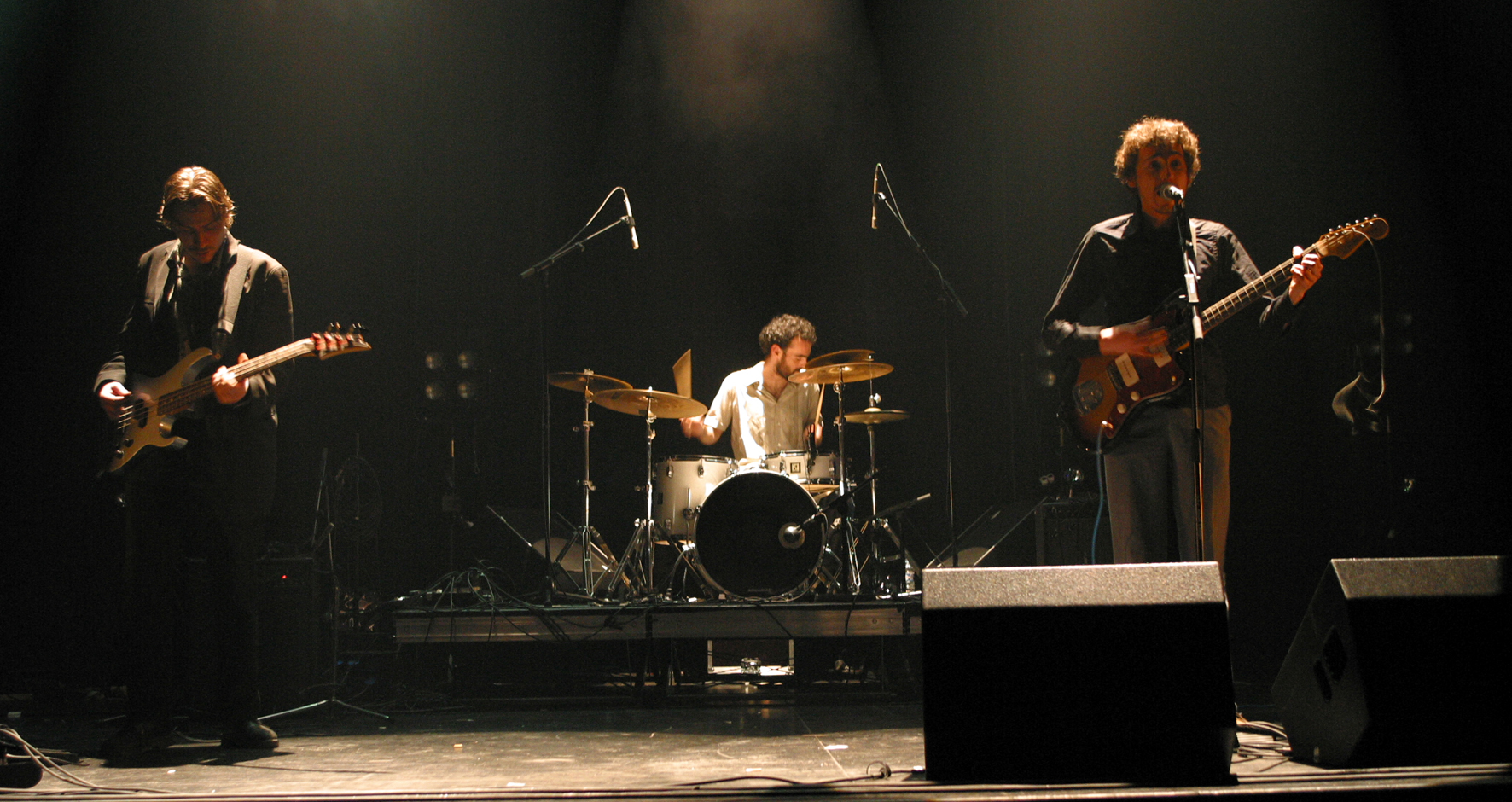 Sébastien Chadelaud sur la scène Des lendemains Qui Chantent en 2005 avec Pornboy en trio. Photo Jacky Chevrier.