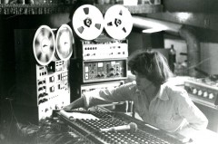 Bertin Meynard, sonorisateur de Jean-Luc Roudière pendant une séance d’enregistrement, début des années 1980.