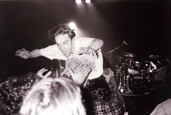 Chuck en plein "slam" pendant le concert des Hard-Ons le 9 octobre 1993, salle Latreille.