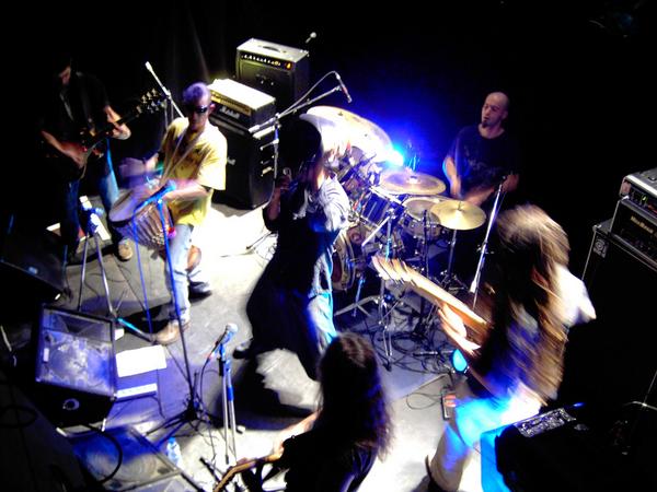 Les Têtes d'Ouf en concert à la Fourmi à Limoges, décembre 2008 - source Myspace du groupe.
